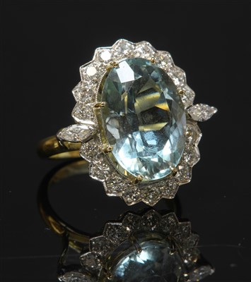 Lot 366 - An aquamarine and diamond oval cluster ring