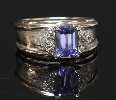 Lot 490 - A Continental tanzanite and diamond band ring