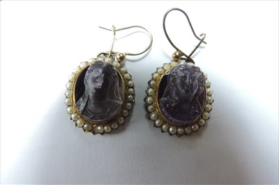 Lot 38 - A Victorian gold carved amethyst cameo and split pearl brooch