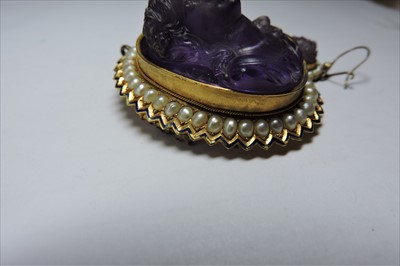Lot 38 - A Victorian gold carved amethyst cameo and split pearl brooch