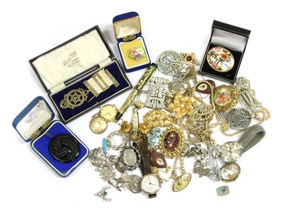 Lot 135 - A quantity of jewellery