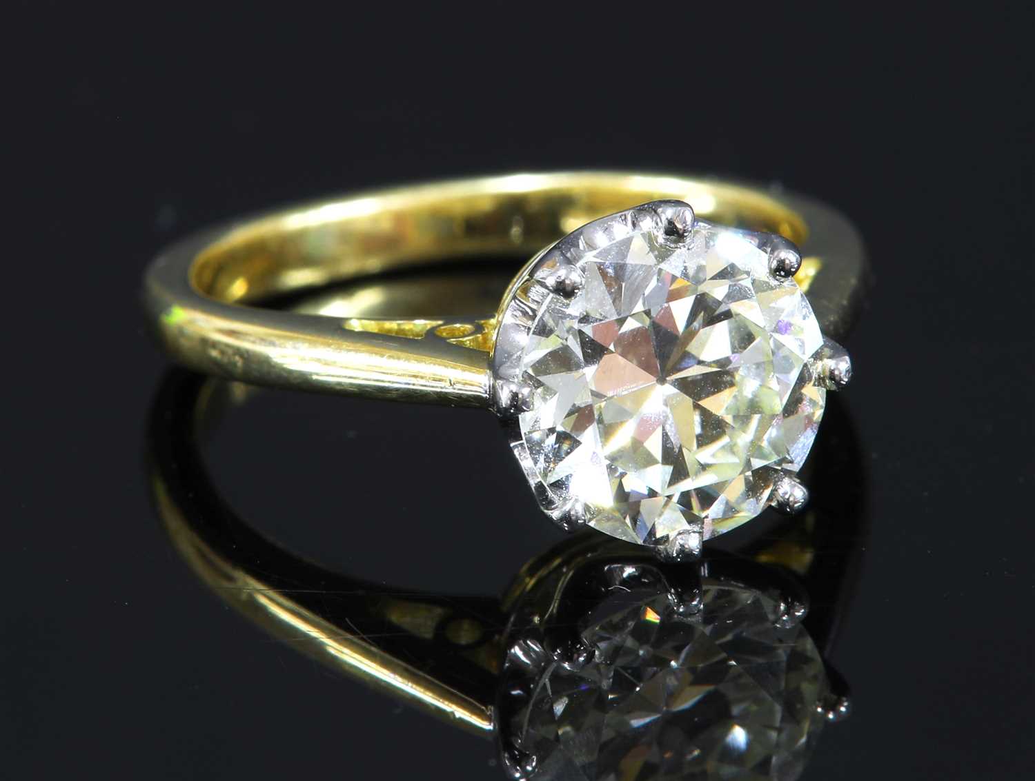 Lot 319 - An 18ct gold single stone diamond ring