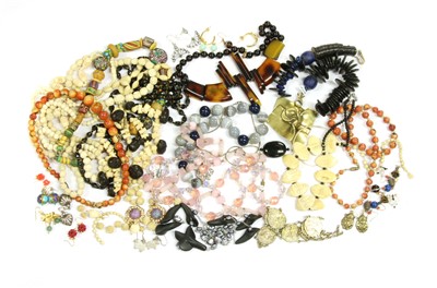 Lot 137 - A quantity of costume jewellery