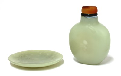 Lot 157 - A Chinese jade snuff bottle