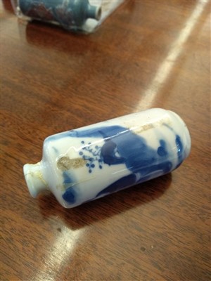 Lot 161 - A Chinese porcelain snuff bottle