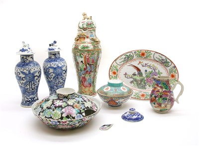 Lot 268 - A small mixed lot of Chinese porcelain pieces