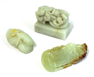Lot 484 - A collection of three Chinese jade carvings