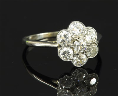 Lot 182 - An Art Deco diamond set daisy cluster ring
