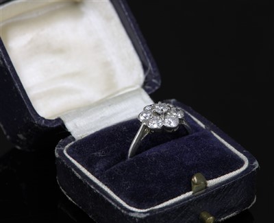 Lot 182 - An Art Deco diamond set daisy cluster ring