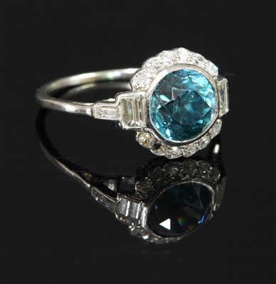 Lot 156 - An Art Deco blue zircon and diamond daisy cluster ring