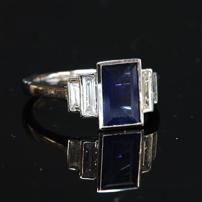 Lot 523 - A platinum single stone sapphire ring