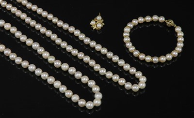Lot 70 - A single row uniform cultured pearl necklace, bracelet and pendant suite