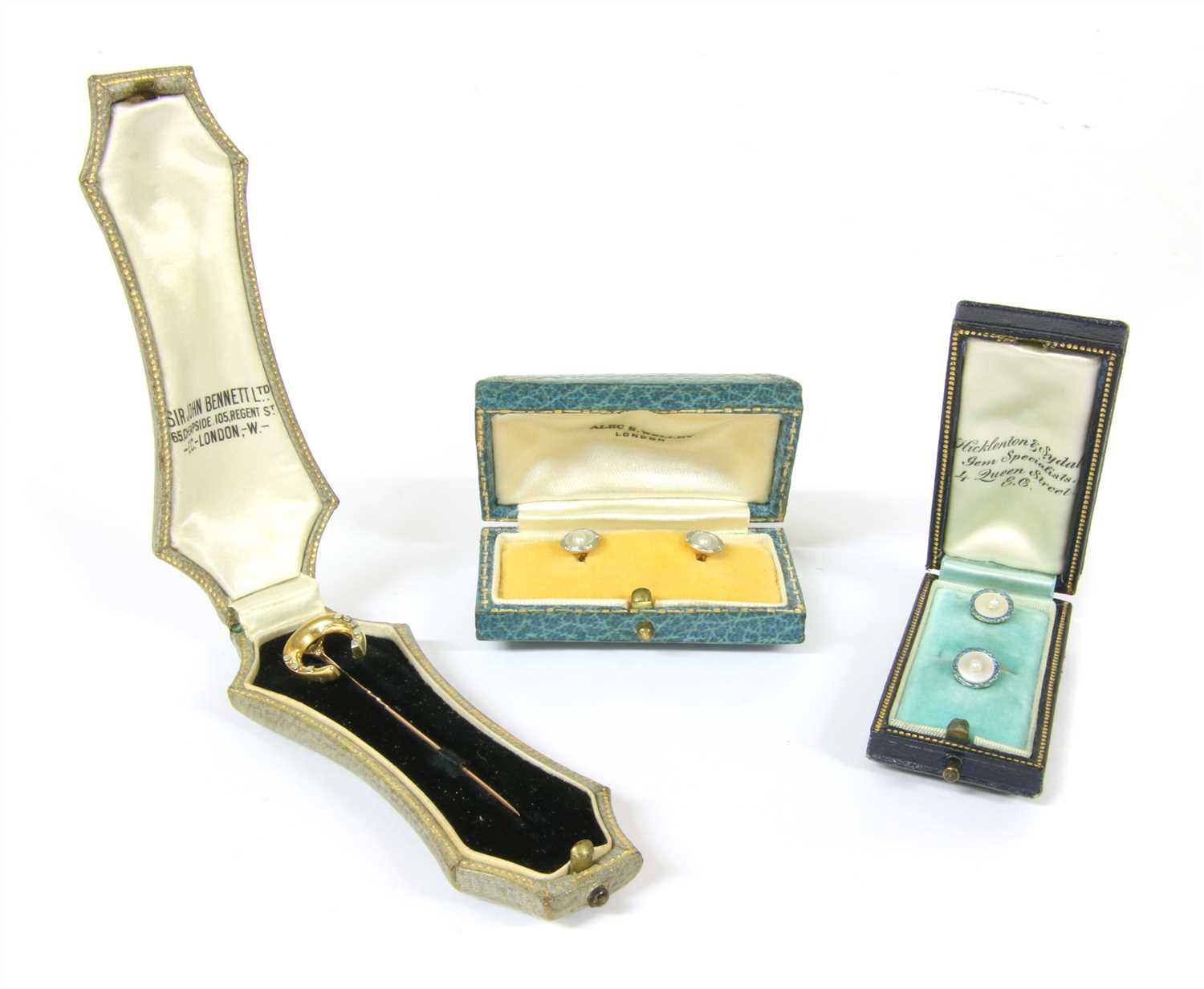 Lot 15 - A cased gold horseshoe stick pin