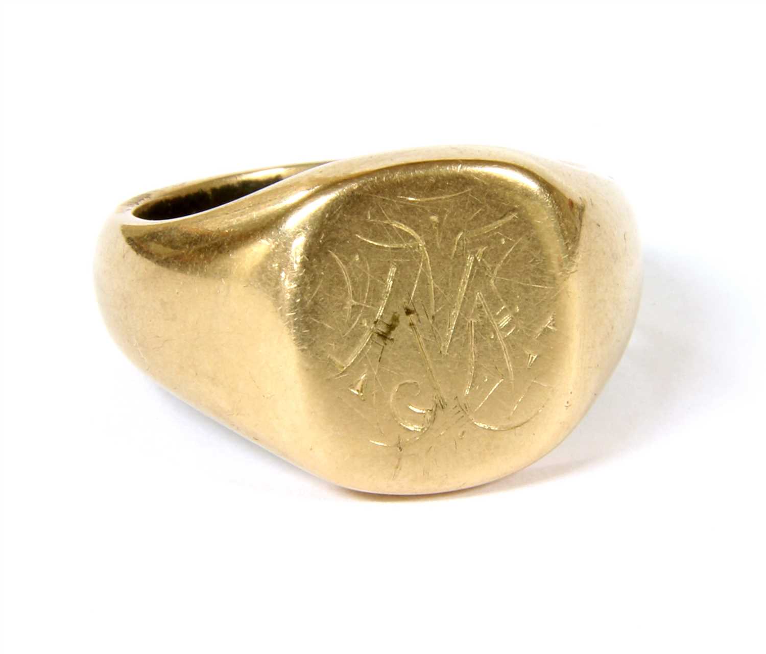 Lot 4 - A gold signet ring