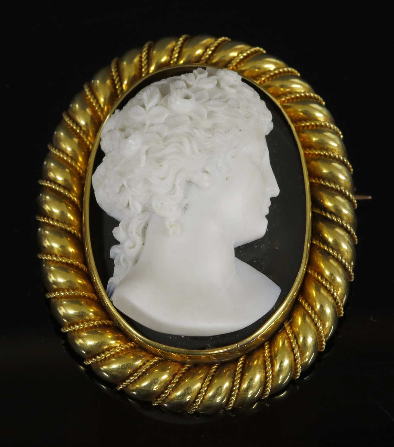 Lot 32 - A cased Victorian gold carved hardstone cameo brooch