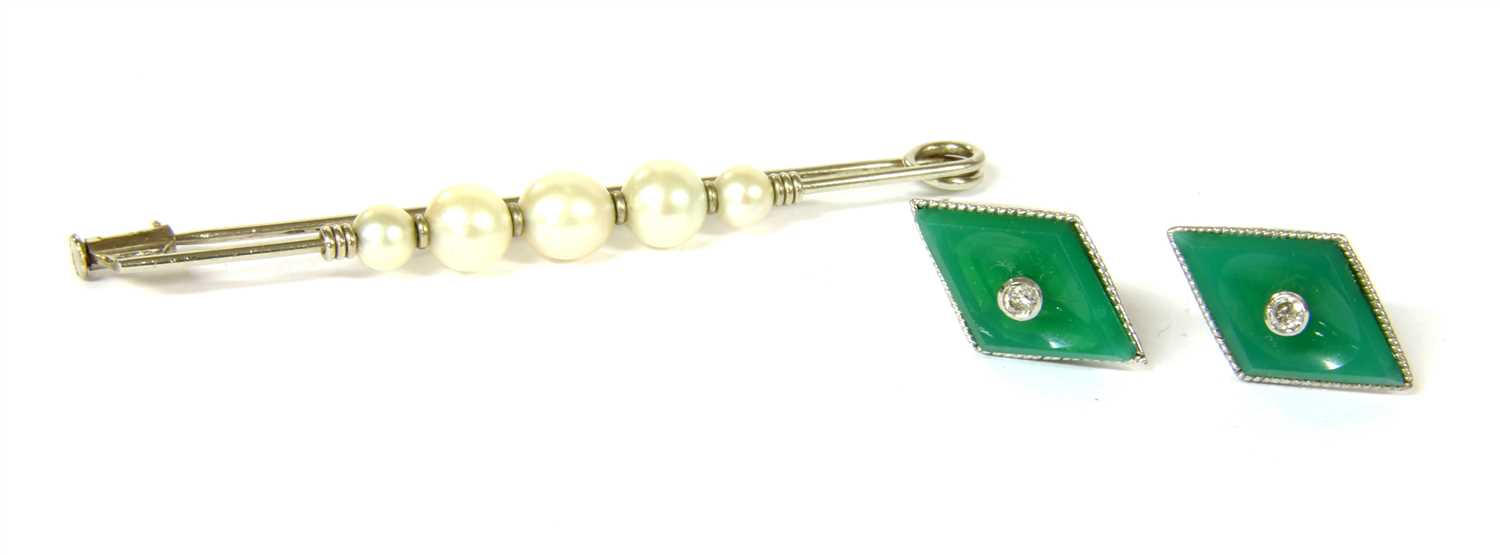 Lot 10 - A cultured pearl bar brooch