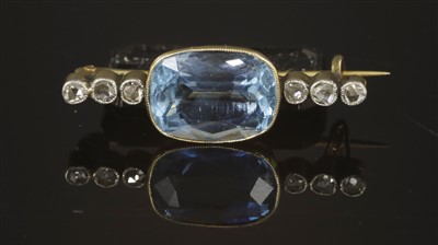 Lot 157 - An aquamarine and diamond bar brooch