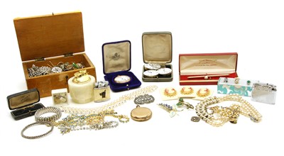 Lot 139 - A quantity of costume jewellery