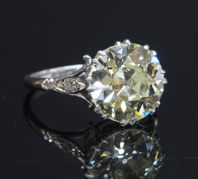 Lot 204 - A single stone diamond ring