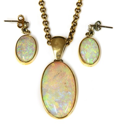 Lot 355 - A single stone gold opal pendant and chain