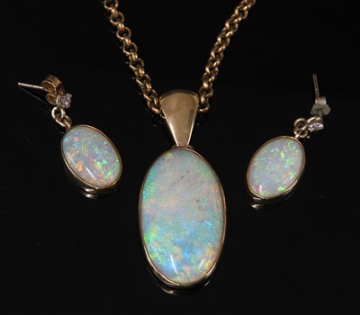 Lot 355 - A single stone gold opal pendant and chain