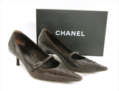 Lot 1037 - A pair of Chanel chocolate brown leather court shoes