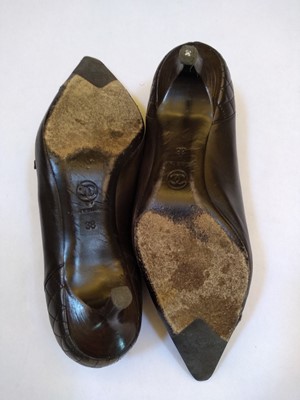Lot 1037 - A pair of Chanel chocolate brown leather court shoes