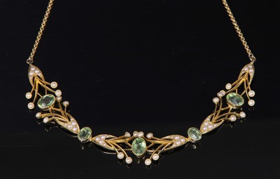 Lot 75 - An Edwardian gold peridot and split pearl necklace