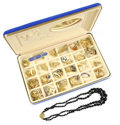 Lot 65 - A quantity of jewellery