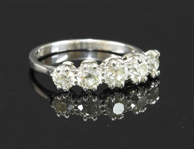 Lot 184 - A five stone graduated diamond ring