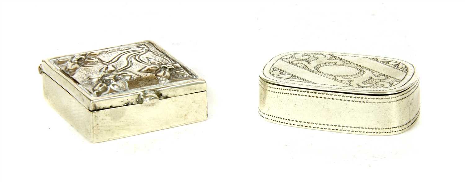 Lot 326 - A George III silver patch box