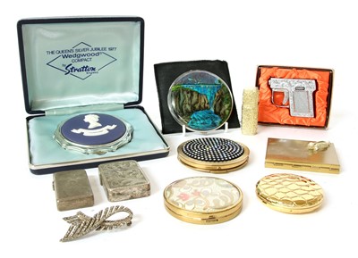 Lot 335 - Various compacts