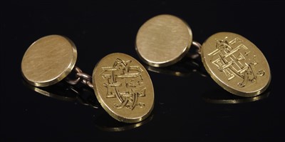 Lot 149 - A pair of 18ct gold oval and circular chain link cufflinks