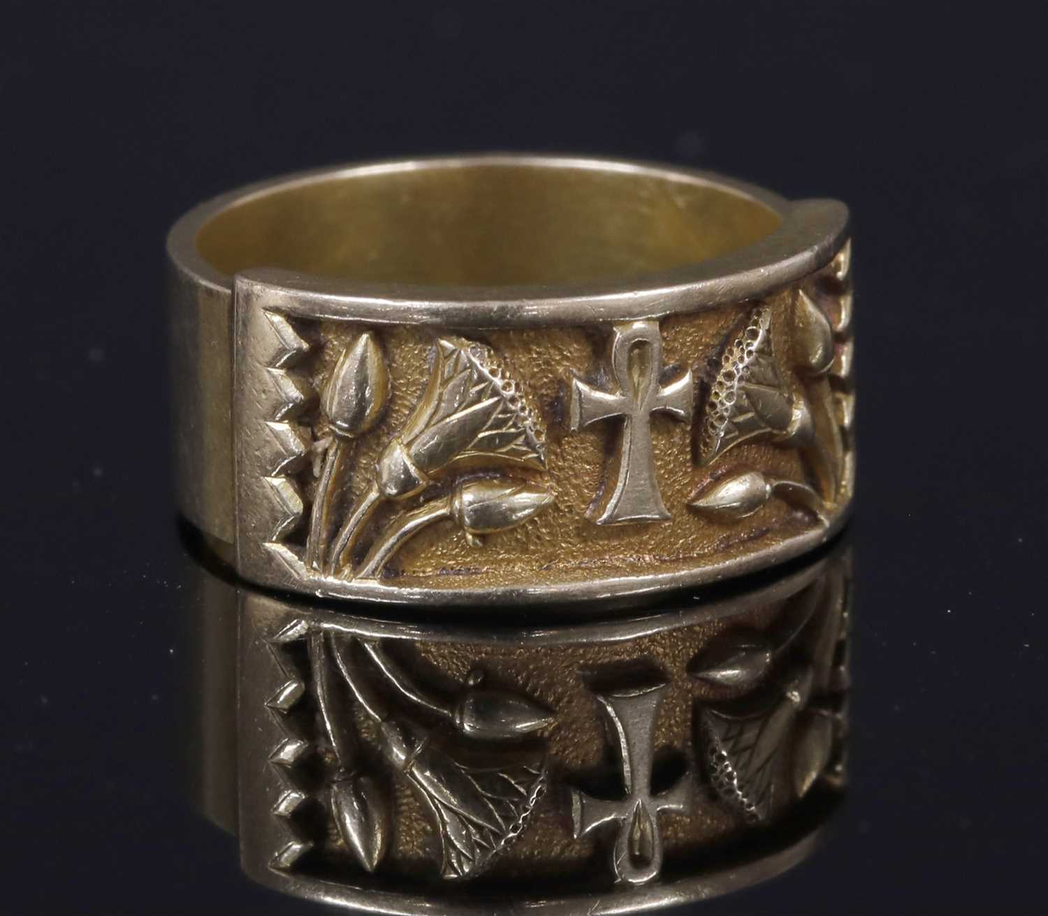 Lot 145 - A gentlemen's Egyptian Revival flat section gold ring