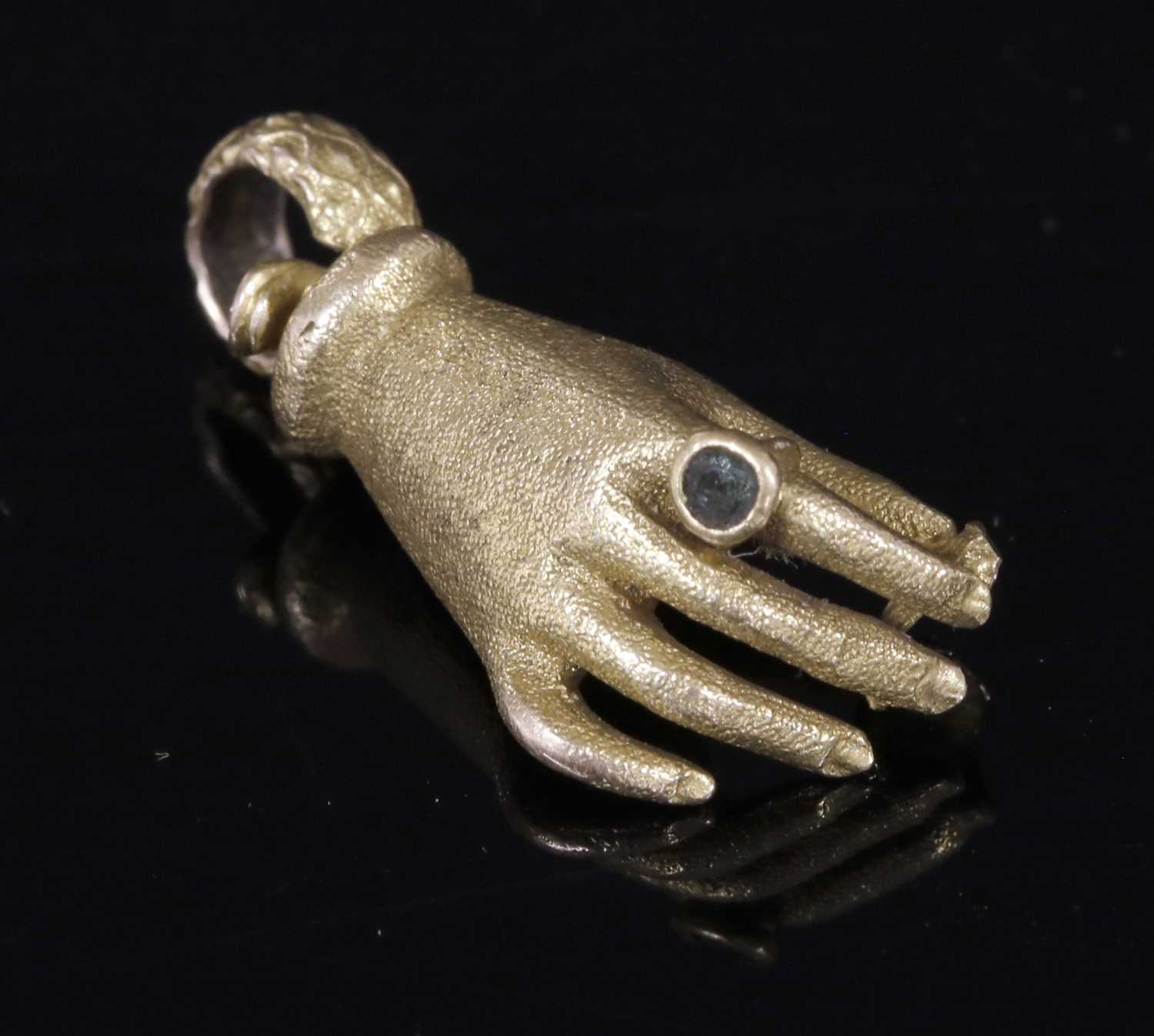 Lot 10 - A Georgian or Regency gold hand clasp from a long chain