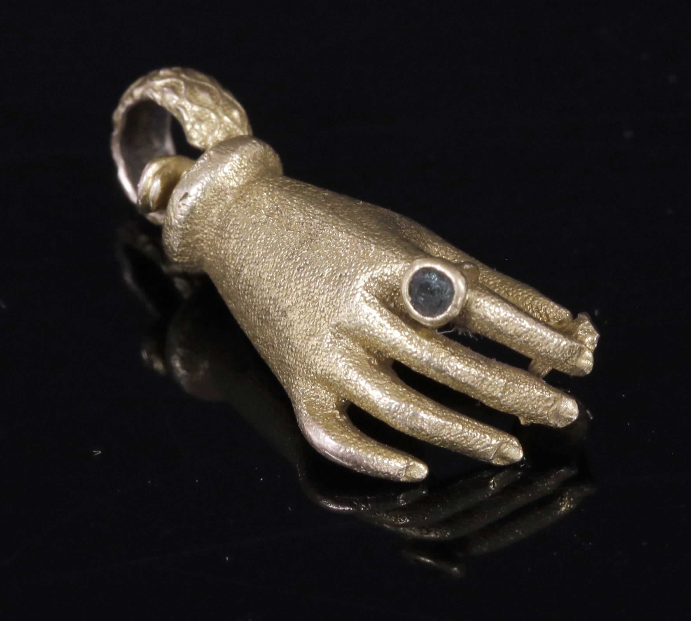 Lot 10 - A Georgian or Regency gold hand clasp from a