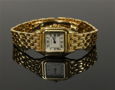 Lot 637 - A ladies' 18ct gold Cartier Panthère quartz bracelet watch