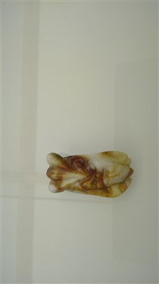 Lot 373 - A carved jade cricket