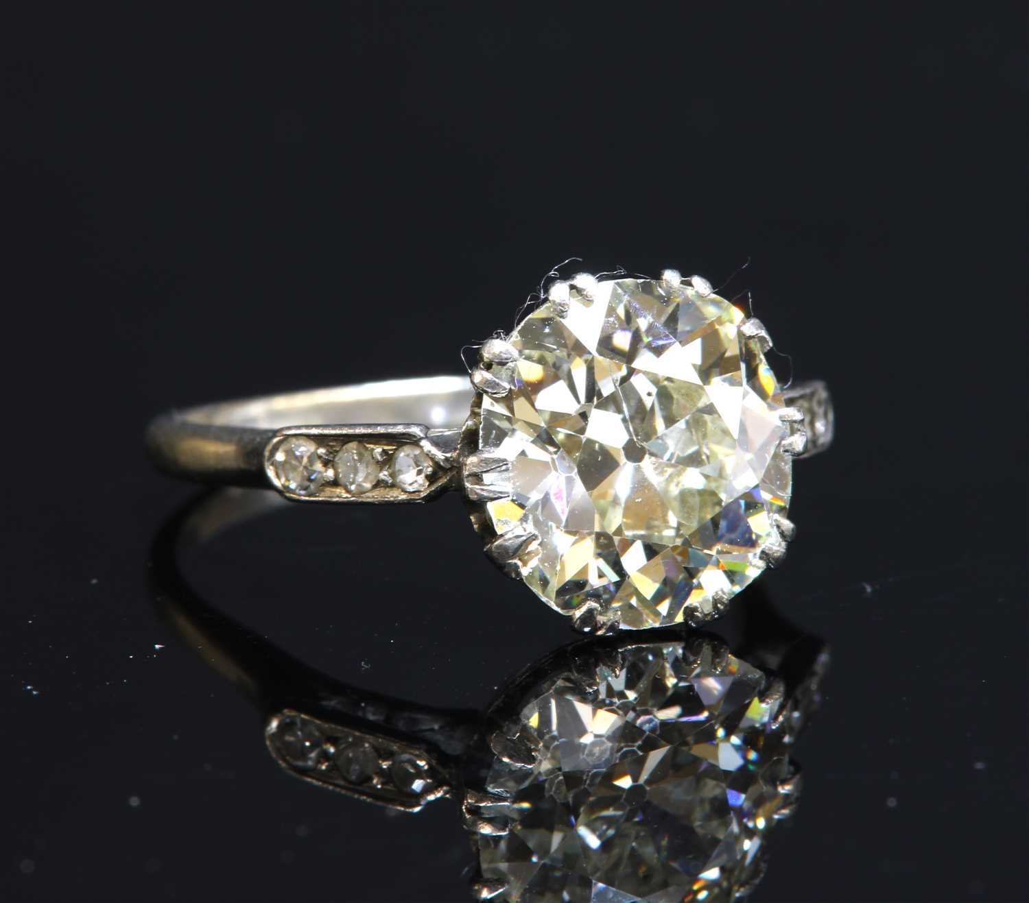 Lot 202 - An Art Deco single stone diamond ring