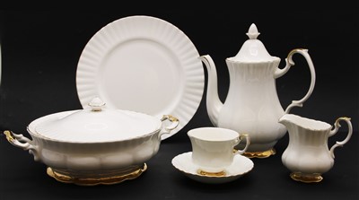 Lot 516 - A Royal Albert Val D'Or tea and dinner service