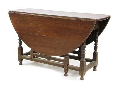 Lot 713 - An oak gateleg table