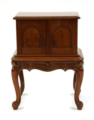 Lot 627 - A 19th century mahogany canteen