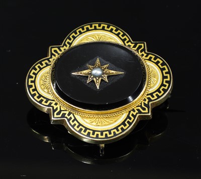 Lot 55 - A Victorian gold elongated quatrefoil onyx set brooch pendant, c.1860