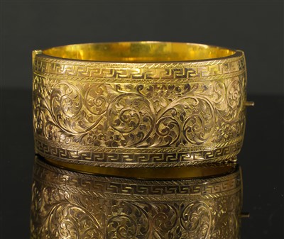 Lot 644 - A 9ct gold hollow hinged bangle