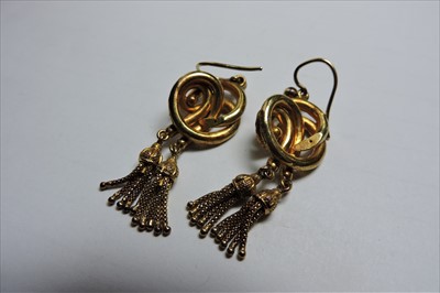 Lot 56 - A cased Victorian gold tassel knot brooch and earring suite, c.1850