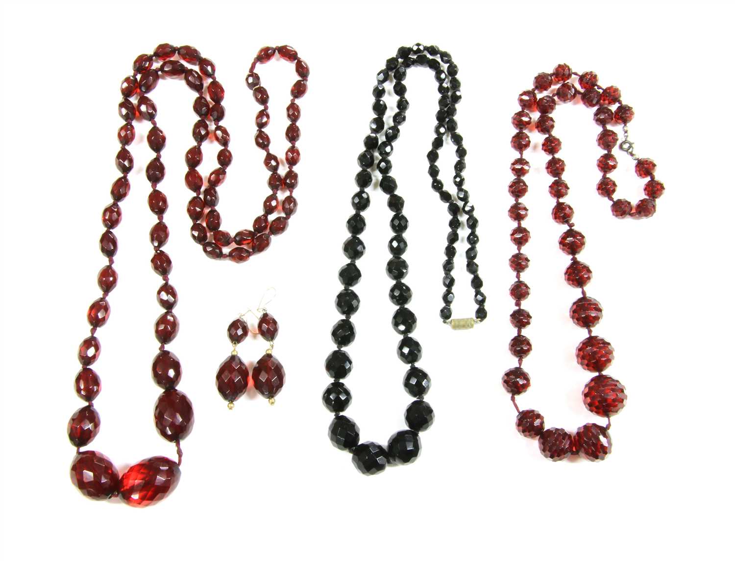 Lot 62 - A single row graduated faceted oval plastic bead necklace