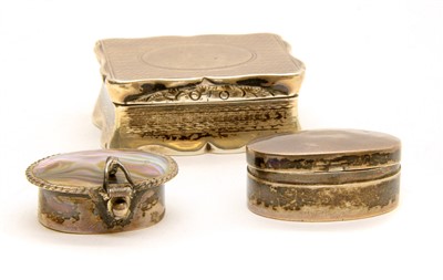 Lot 351 - A Victorian silver pill box with gilt interior