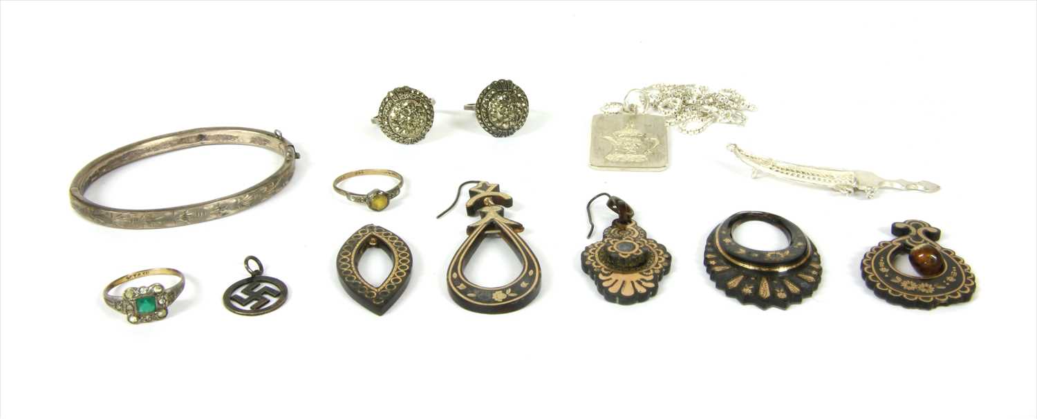 Lot 27 - A quantity of jewellery