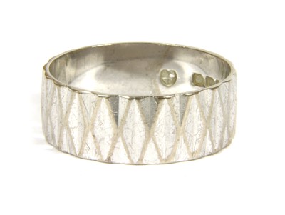 Lot 1022 - An 18ct white gold wedding ring
