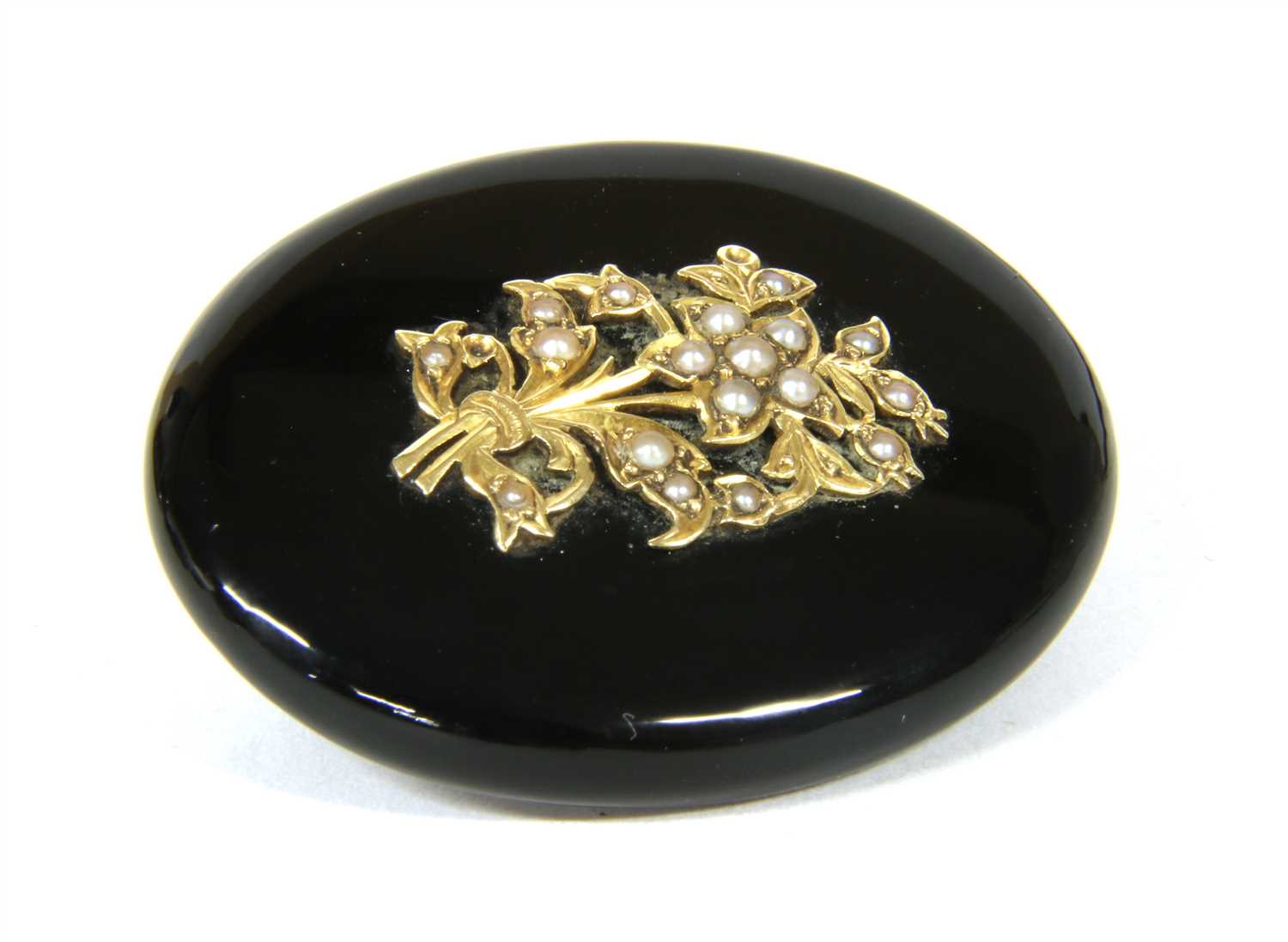 Lot 26 - A Victorian onyx and split pearl brooch